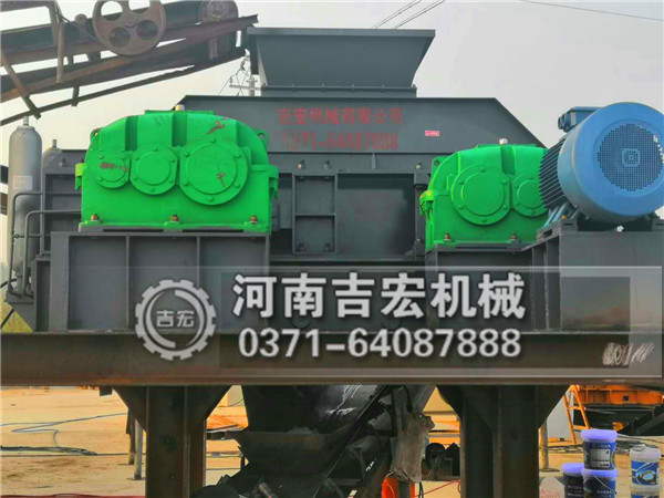 對(duì)輥破碎機(jī)生產(chǎn)現(xiàn)場