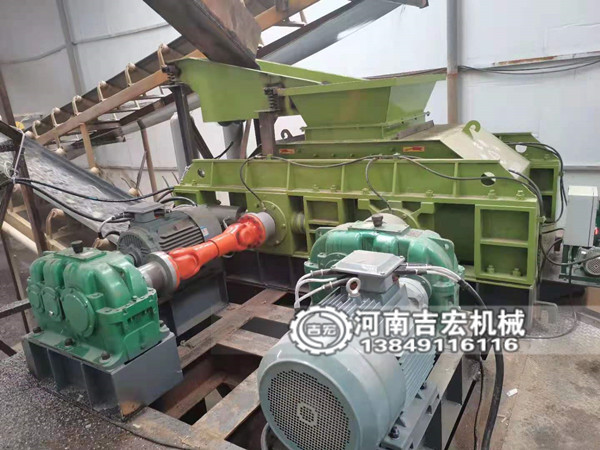 無(wú)錘頭設(shè)計(jì)對(duì)輥制砂機(jī),沒(méi)有易損件,使用壽命更長(zhǎng)！