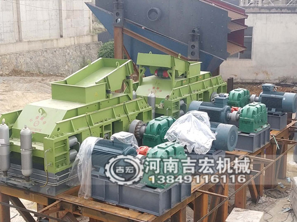 專吃12、13石子液壓對輥制砂機-砂場必備制砂設(shè)備！